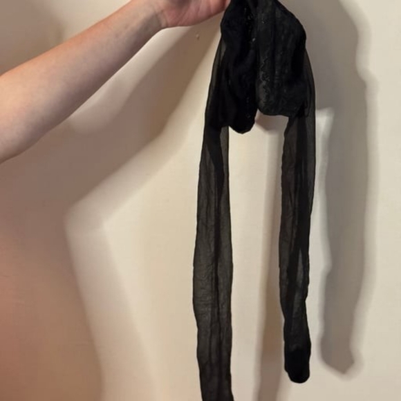 Black lace top thigh high stockings - Picture 3 of 12